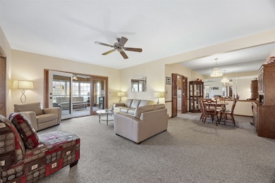 4745 Westchester Dr NE unit A, Cedar Rapids, IA 52402 - photo 2