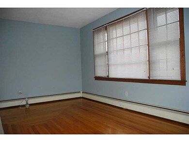 Living Room. Hardwood floor