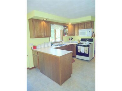 Kitchen Oak Kitchen with New Floor * Peninsula * A