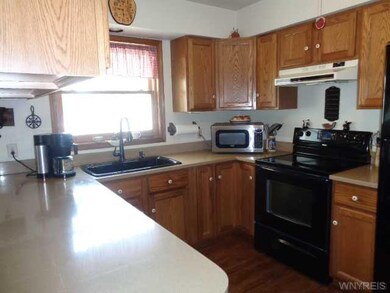 Kitchen. Custom kitchen with Quartz countertops an