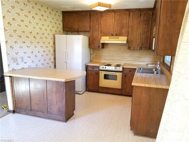 1590 Cliffwood Dr, Asheboro, NC 27205 - photo 4