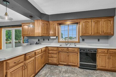 05 all lower cabinets have pullout drawers.jpg