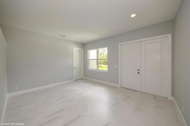 03_1656977thlanen_148_FoyerLivingRoom_Hi