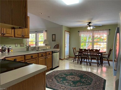 Spacious Eat in Kitchen w/Newer Stainless Appliances