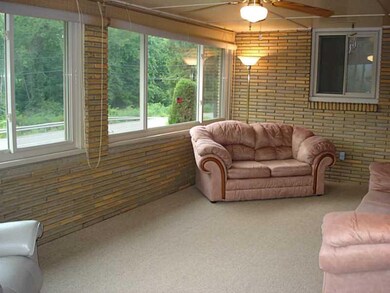 Den/Family/Great Room. Come up the side entrance t