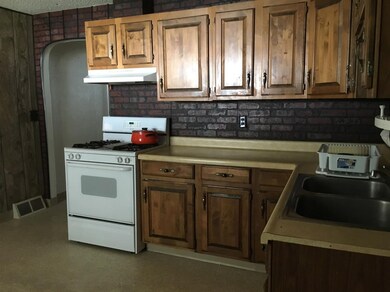 510 W 9th St, Hugoton, KS 67951 - photo 4