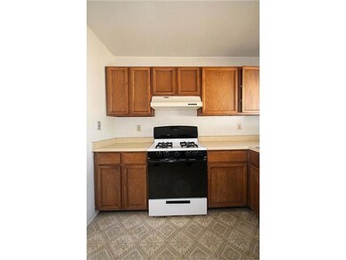 Kitchen. Efficient gas range/oven.