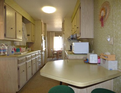 Kitchen & breakfast bar