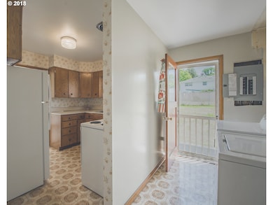 1304 E 14th St, the Dalles, OR 97058 - photo 5