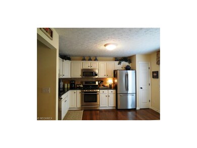 Beautiful Eat-in Kitchen and all appliances stay