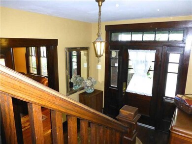 Entry/Foyer.
