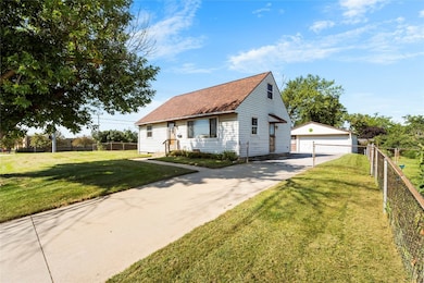 306 10th Ave, Hiawatha, IA 52233 - photo 3