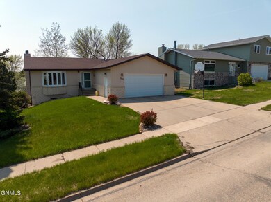 3249 Crocus Ave 16