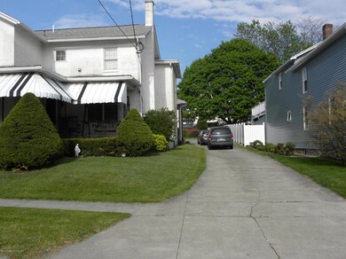 Offstreet parking for many cars