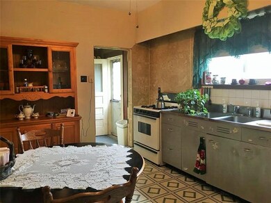 Very Large Eat-in Country Kitchen