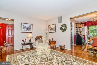 8502 Middle Run Dr, Springfield, VA 22153 - photo 5