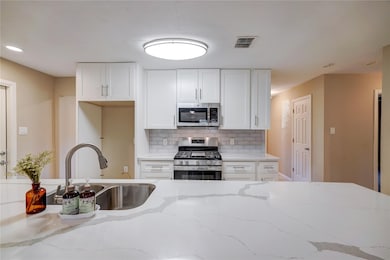 The oversized breakfast bar is a dream come true—p