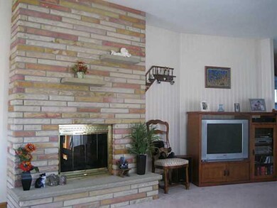 339 Wheatfield St, North Tonawanda, NY 14120 - photo 5