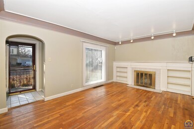 624 SW Grandview Ave, Topeka, KS 66606 - photo 2