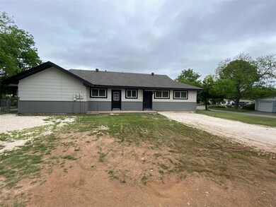 1101 W Lone Star Ave unit B, Cleburne, TX 76033 - photo 2