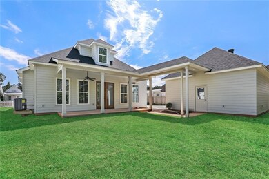 Nice covered patio with walk breezeway to your gar