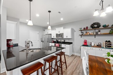 Kitchen & dining