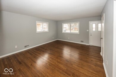 Large LR w/ beautiful hardwood floors