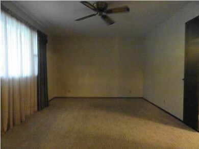 LARGE LIVING ROOM