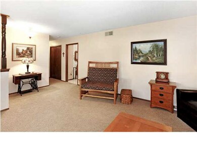 Neutral Wall Colors Makes It Easy to Decorate