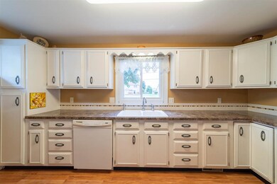 ALL APPLIANCES FUNCTIONING AND INCLUDED 