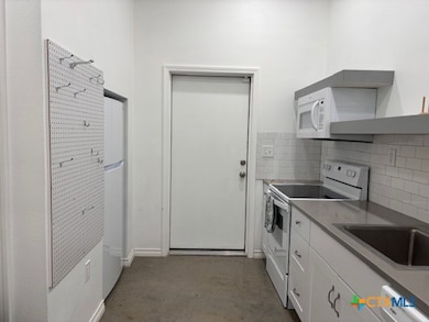 17307 Old 81 unit D, Troy, TX 76579 - photo 5