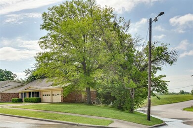 2300 Woodlawn Dr, Ennis, TX 75119 - photo 3