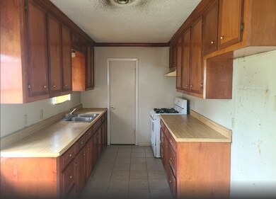 7722 Yoe St, Houston, TX 77016 - photo 3