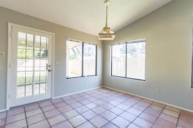 844 E Courtney-11