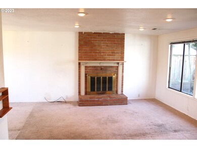 3740 Peppertree Dr, Eugene, OR 97402 - photo 4