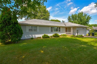 806 Suburban St NE, Cedar Rapids, IA 52402 - photo 2