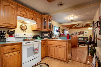 211 N Maple St-9