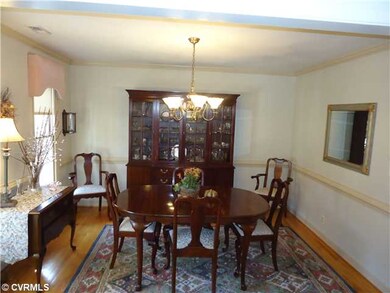 Dining Room - Note crown and chairrail moldings, o