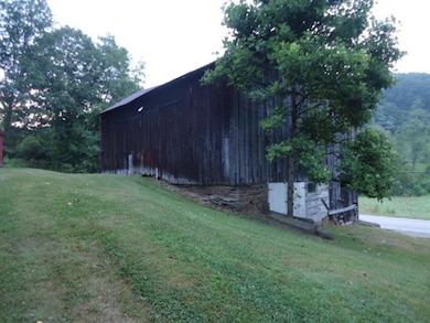 FRAME BARNW/METAL ROOF