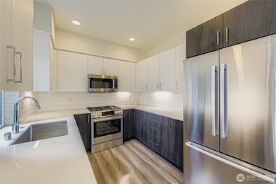 Golden kitchen triangle with Bosch appliances