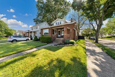 View of front facade featuring a front lawn