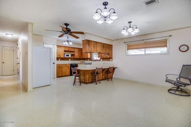 Eat-in Kitchen w/Dining