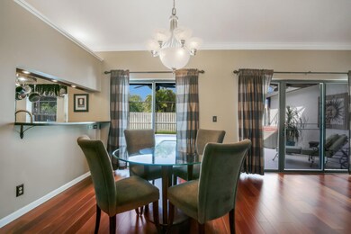 Living Room - Crown Molding