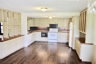 Kitchen. Seller leaving all appliances!