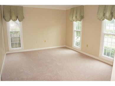 Welcome your guests in the fantastic entry hall wi