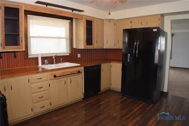 827 W College Ave, Woodville, OH 43469 - photo 6