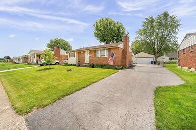 Detached Garage/Driveway