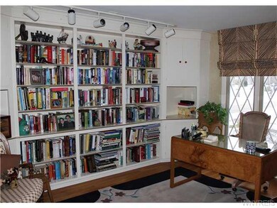 Studio/Study/Office Curl up with a book in this co