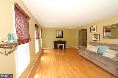 8002 Ferncliff Ct, Springfield, VA 22153 - photo 4