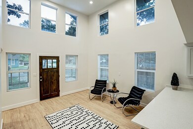 542 Wainwright St, Houston, TX 77022 - photo 4